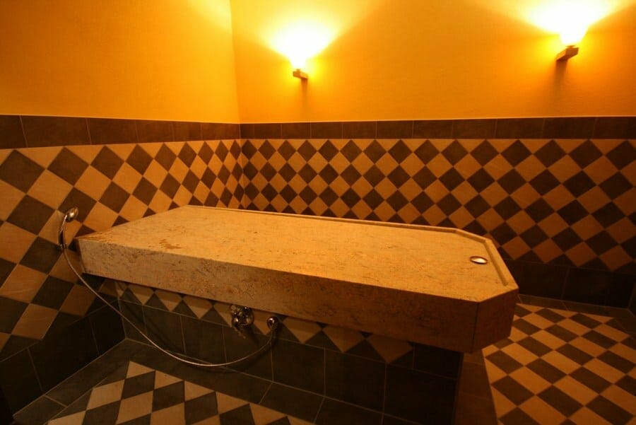 Nassmassagentisch__Wet_massage_table___Fire_Ice_Wellness_Spa_IMG_1182